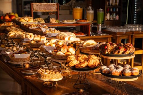 un buffet con molti tipi di pane e dolci di Chris Wellness Resort Hotel a Campos do Jordão