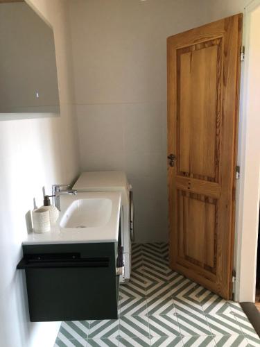 ZalaszántóにあるThe Bohó Vándor Guesthouseのバスルーム(シンク、木製のドア付)