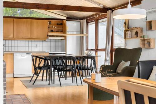 una cucina e un soggiorno con tavolo e sedie di 0418-Romo-Sonderstrandvej-19 a Mølby