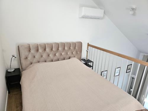 Ένα ή περισσότερα κρεβάτια σε δωμάτιο στο Loftas įsikūrę Šventojoje