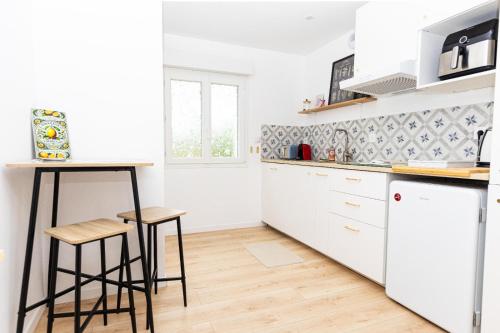 Dapur atau dapur kecil di Luxurious studio with Sauna, Video projector, Garden