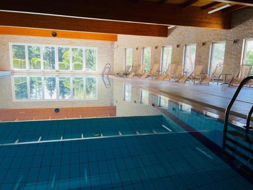 Πισίνα στο ή κοντά στο Willa Zamorska z bezpłatnym dostępem do basenu w Spa