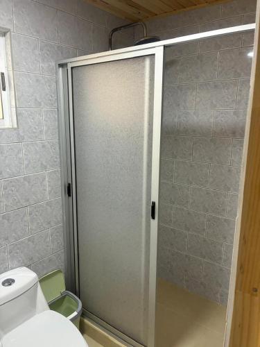 Bilik mandi di Condominio Bucalemu