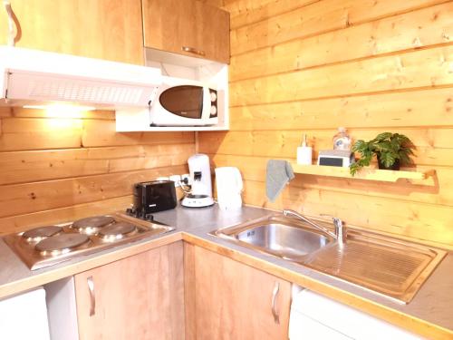 Η κουζίνα ή μικρή κουζίνα στο Chalet du Bief , Morillon 4-6 pers