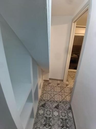 an empty hallway with a door and a tile floor at Sweet hause carril 23 in Caravaca de la Cruz