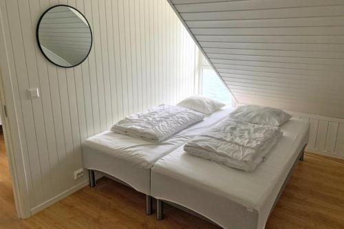 Ένα ή περισσότερα κρεβάτια σε δωμάτιο στο Direkt am Fjord: Cozy Ferienhaus in Bergkulisse