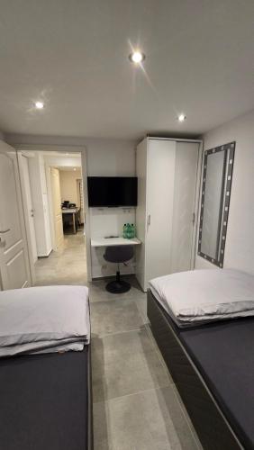 バルジングハウゼンにあるModernes & gemütliches Apartment gegenüber dem Deisterのベッドが2つと机がある部屋