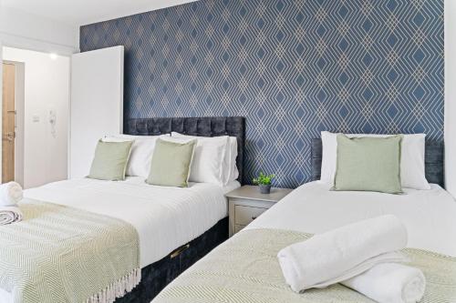 zwei Betten nebeneinander in einem Zimmer in der Unterkunft 2 Bed Apartment Near City Centre - on street parking in Birmingham