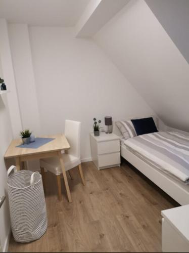 Un dormitorio pequeño con una cama y un escritorio. en R&A Monteurzimmer, en Oberhausen