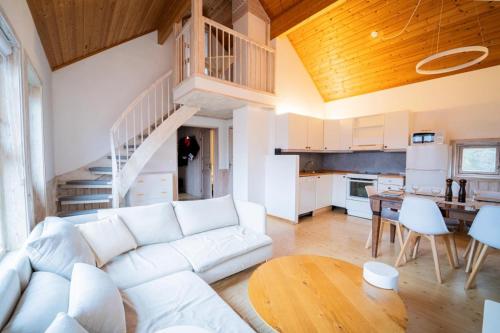 Posezení v ubytování Cozy Renovated Fjord Stay with Boat