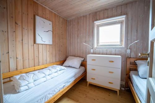 Postel nebo postele na pokoji v ubytování Cozy Renovated Fjord Stay with Boat