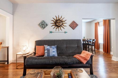 Χώρος καθιστικού στο The Cozy Chickasha, Fiber WIFI, Washer & Dryer, Near DT Chickasha & Leg Lamp!