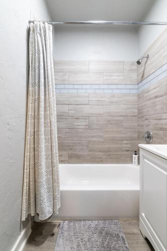 Ένα μπάνιο στο The Cozy Chickasha, Fiber WIFI, Washer & Dryer, Near DT Chickasha & Leg Lamp!