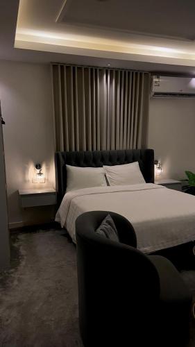 Un dormitorio con una cama grande y un sofá. en Calm Studio, en Yeda