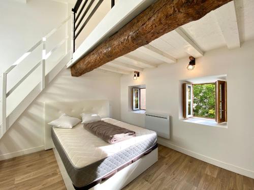 una camera con un letto in una stanza con scale di Une Nuit COCOUNING a Carcassonne
