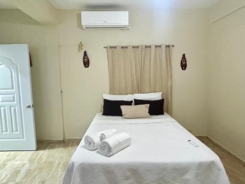 a bedroom with a bed with towels on it at Mi Refugio Apartment in Río San Juan