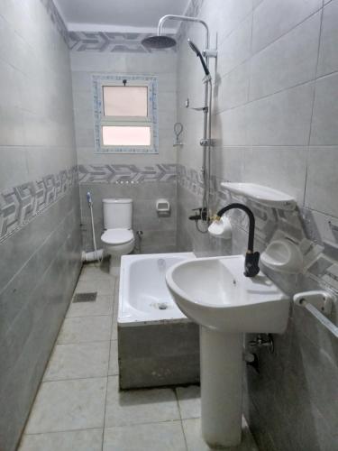 Ένα μπάνιο στο Near Pyramids Apartment