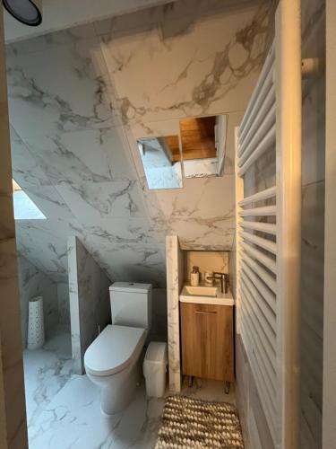 Cozy cottage by the lake, next to the old watermill的一间浴室