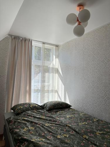 Un ou plusieurs lits dans un hébergement de l'établissement Cozy cottage by the lake, next to the old watermill