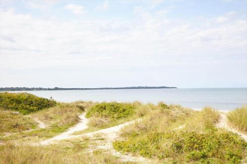 two dirt trails leading to the ocean on a beach at 11182-1-Nykobing-Sj-Thorsvej-34 in Nykøbing Sjælland