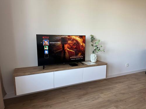 Μια τηλεόραση ή/και κέντρο ψυχαγωγίας στο Apartament Rzemieślnicza Premium