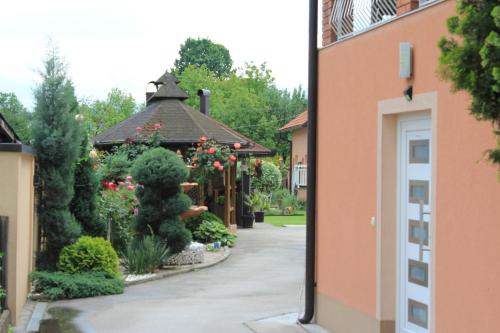 a garden in front of a building at Apartments Luke in Dubrave Gornje