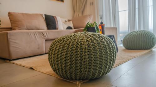 salon z kanapą i dużą pufą w obiekcie CharmSlot at Nova EBS w Akrze