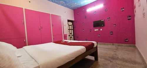 TV a/nebo společenská místnost v ubytování Coral Reef Eden Beach Resort