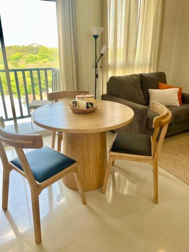 a living room with a table and chairs and a couch at Departamento de 1 habitación con amenities, cerca del eje corporativo in Fernando de la Mora
