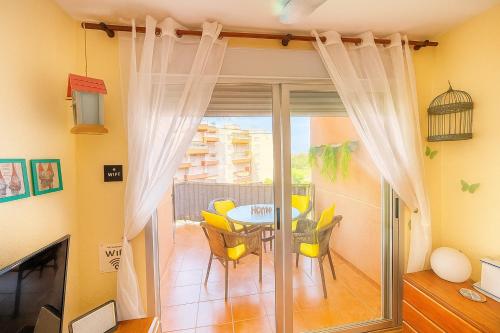 a room with a balcony with a table and chairs at TODO INCLUIDO - Wifi,playa,piscina 24h,garaje,terraza y Mercadona -MUY CÓMODO in Canet de Berenguer
