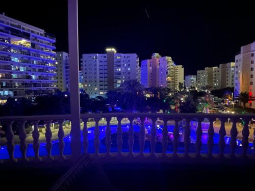 Nespecifikovaný výhled na destinaci Ayia Napa nebo výhled na město při pohledu z apartmánu