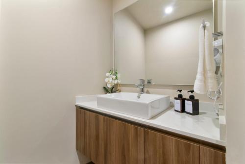 un bagno con un lavandino bianco e uno specchio di Estudio Balaam a Playa del Carmen