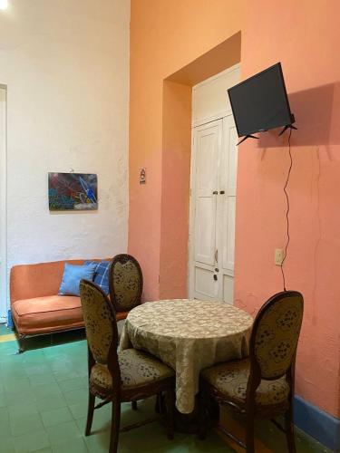 a room with a table and chairs and a couch at Maska Mansion Expiatorio Gdl Guest house in Guadalajara