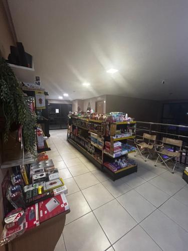 Et supermarked eller andre butikker i lejligheden eller i nærheden