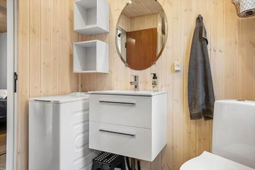 une salle de bains avec un lavabo blanc et un miroir dans l'établissement LF303-Hurup-Thy-Helligsovej-3, à Sønder Ydby