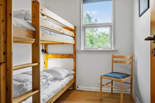 - une chambre avec 2 lits superposés et une chaise dans l'établissement LF303-Hurup-Thy-Helligsovej-3, à Sønder Ydby