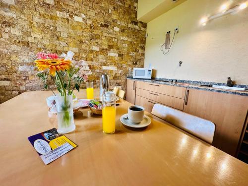 サン・ラファエルにあるLos Carolinos Lodgeの花瓶を飾った木製テーブル