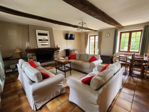 バゼイユにあるGite rural Lamécourt - 12 personnesのリビングルーム(白いソファ、暖炉付)
