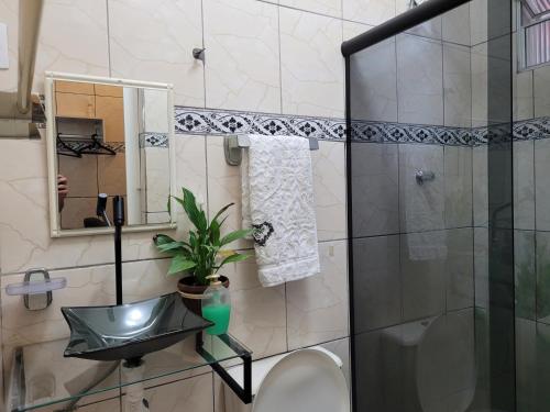 a bathroom with a shower and a sink and a toilet at Quarto individual com banheiro a 8 minutos do aeroporto de Viracopos in Campinas