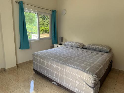 une chambre avec un lit et une fenêtre dans l'établissement You 4 Ric Piton Suites, à Soufrière