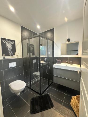 Vannituba majutusasutuses Wohnträume Große DHH aus 2024 - 160 m2- bis 7 Personen - 2 Bäder