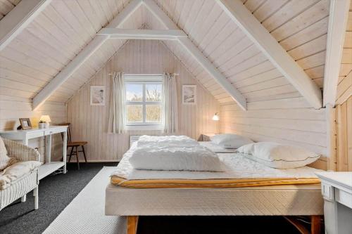 a bedroom with a large bed in a attic at FAN009-Fano-Nytoften-24 in Fanø