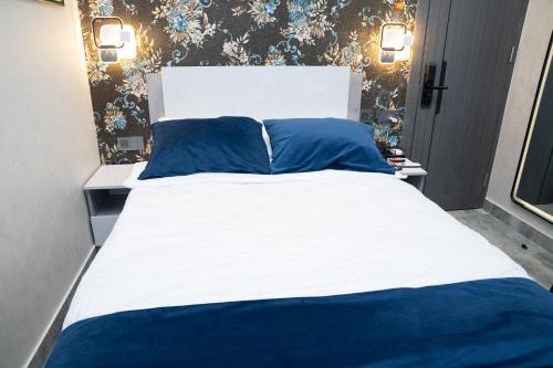 Postel nebo postele na pokoji v ubytování Prime Suites Hotel