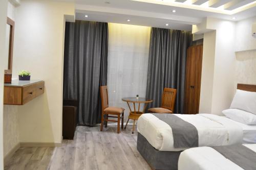 Postel nebo postele na pokoji v ubytování swiss hotel downtown