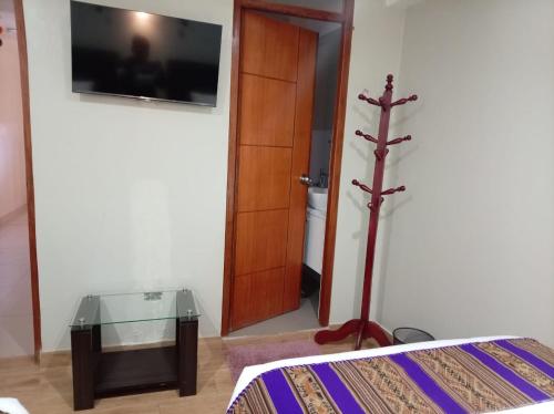 TV a/nebo společenská místnost v ubytování Hostal INTI QHAWANA