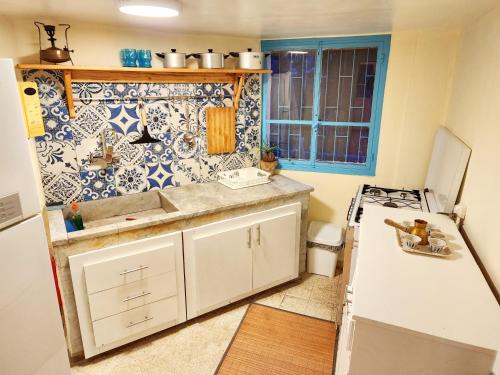 una cucina con lavello e frigorifero di Kadisha River House a Bcharré