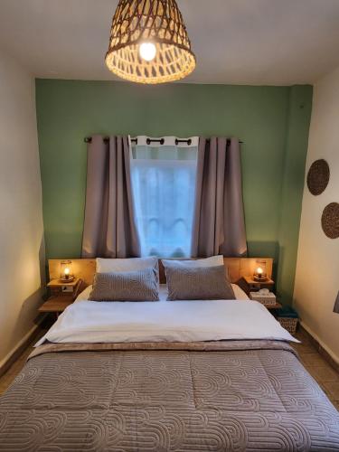 una camera da letto con un letto grande e una finestra di Kadisha River House a Bcharré