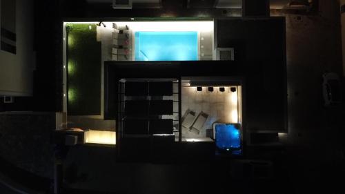 カシュテラにあるLuxury Villa Teo with heated swimming pool and panoramic viewの青い物体があるリビングルームの俯瞰図