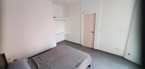 a white room with a bench and a door at Refugio Cesaria in Tarrafal