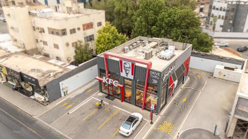 an overhead view of a building with a parking lot at زاد اليقين in Makkah